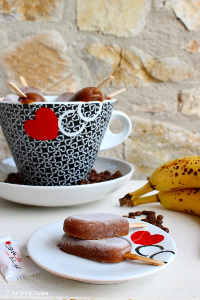 Ghiaccioli al caffè, banana, biscotti e spezie
