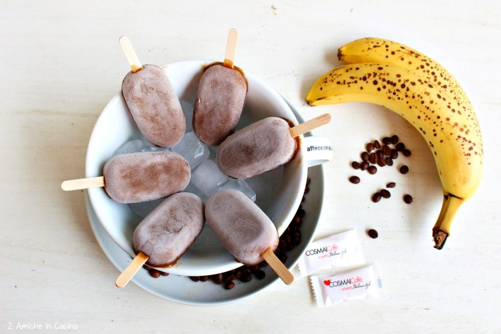 Ghiaccioli al caffè, banana, biscotti e spezie