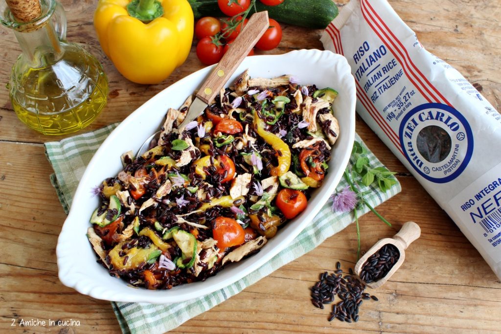 insalata di riso integrale nero , verdure e stive e pollo 