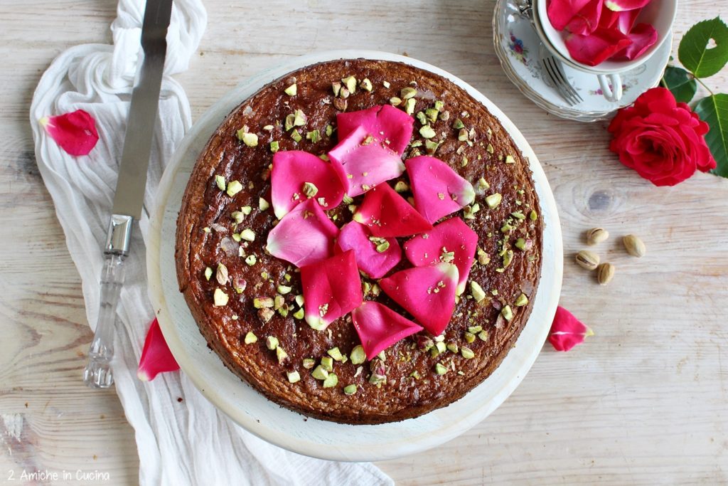 Torta di pere, pistacchio e rose