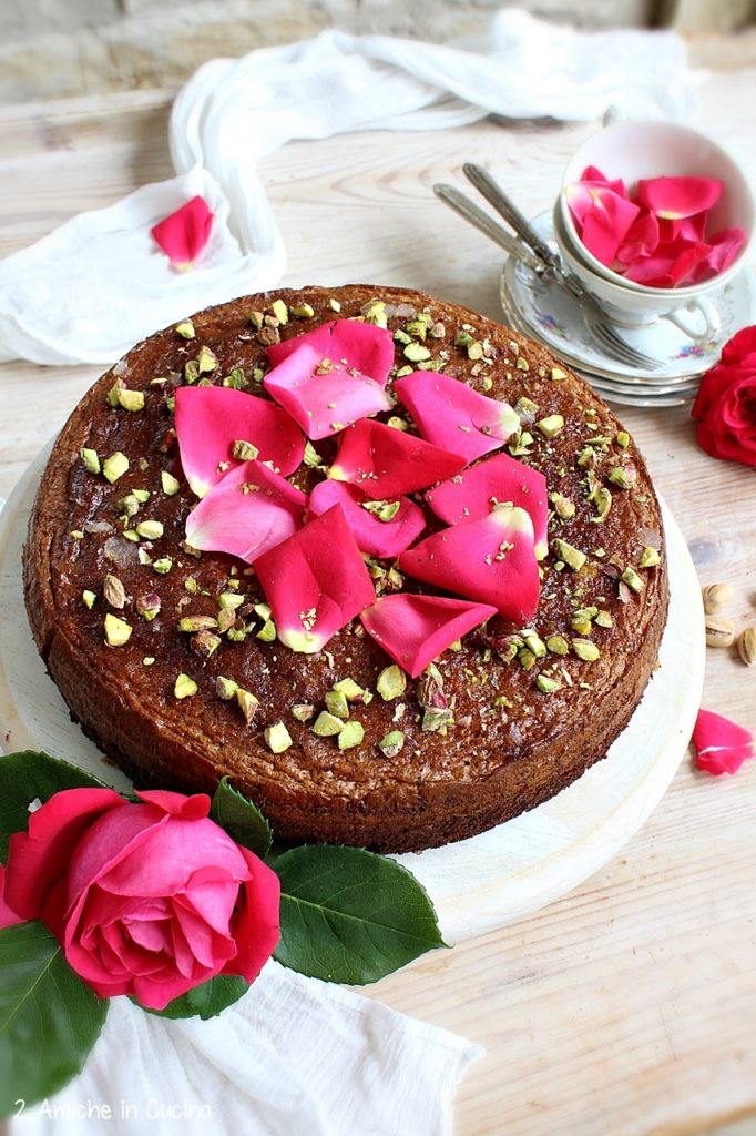 Torta di pere, pistacchio e rose