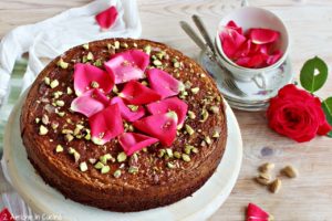 torta di pere, con pistacchi, mandorle e rose