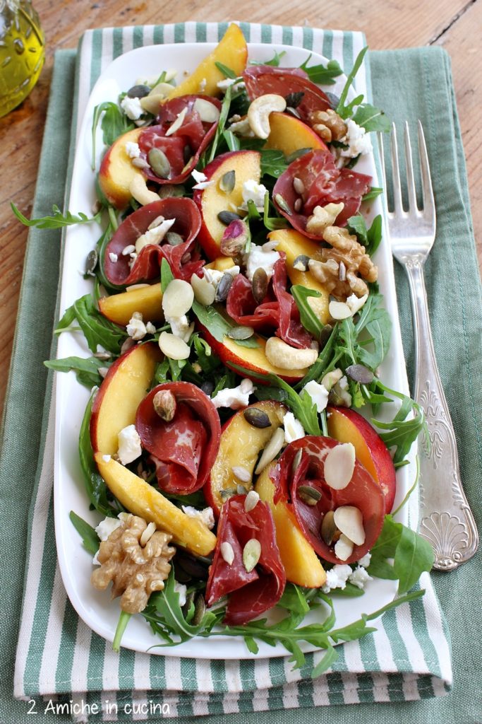 insalata di pesche estiva con rucola, bresaola e maxi mix