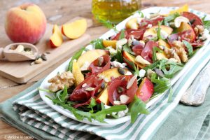 insalata di pesche estiva con rucola, bresaola e maxi mix