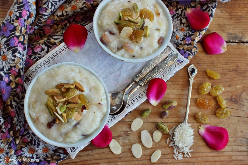 Kheer-Budino di riso al latte e cardamomo in due ciotoline con petali di rosa e frutta secca