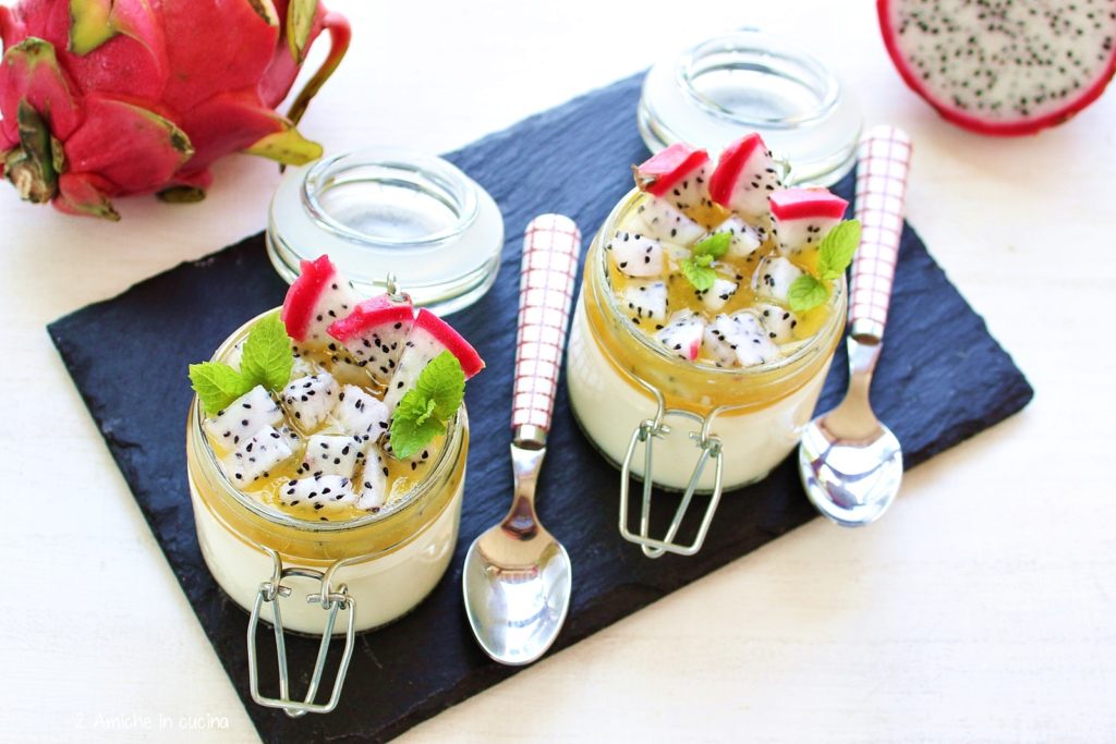 Panna cotta al dragon fruit e salsa alle pesche