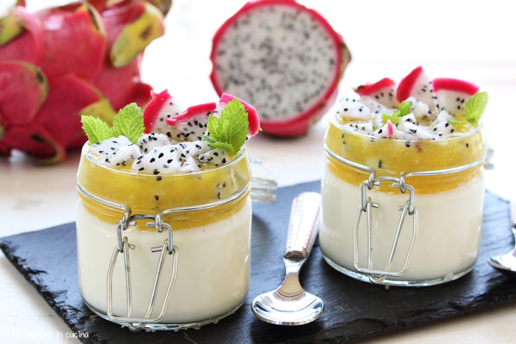 Panna cotta al dragon fruit e salsa alle pesche