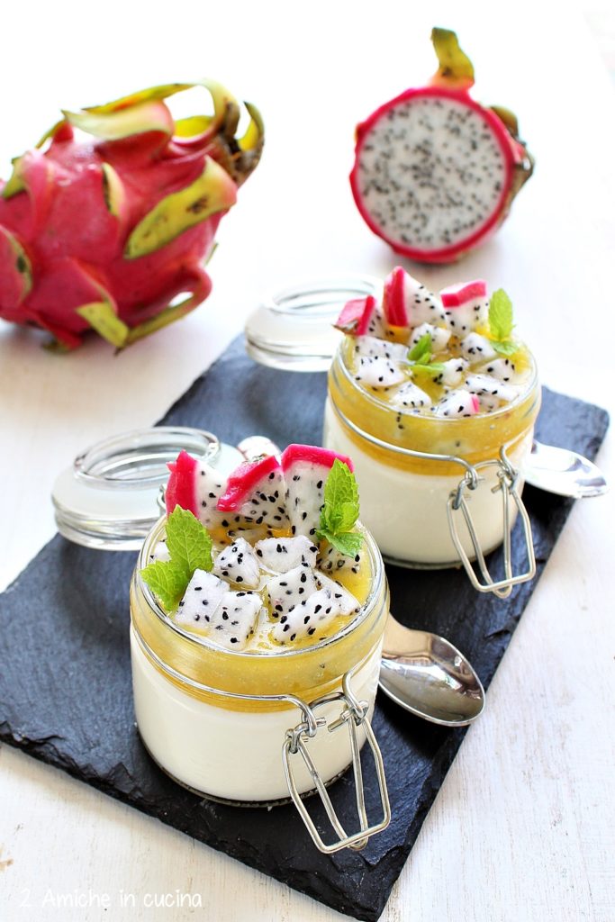 Panna cotta al dragon fruit e salsa alle pesche