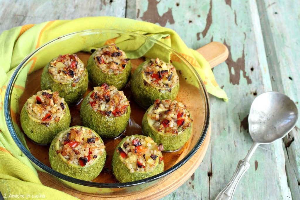 Pirofila di zucchine al forno ripiene di peperoni, patate e sorgo