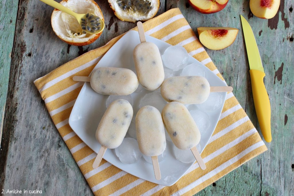 frozen yogurt con granadilla, pesche e sciroppo di acero