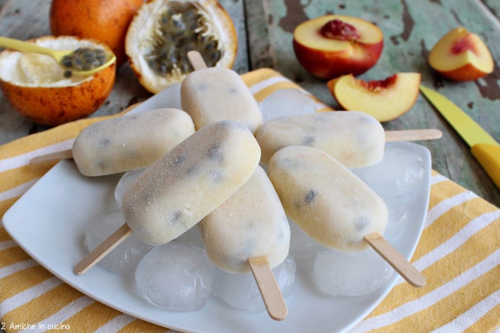 gelato con granadilla, pesche e sciroppo di acero