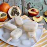 frozen yogurt con granadilla, pesche e sciroppo di acero