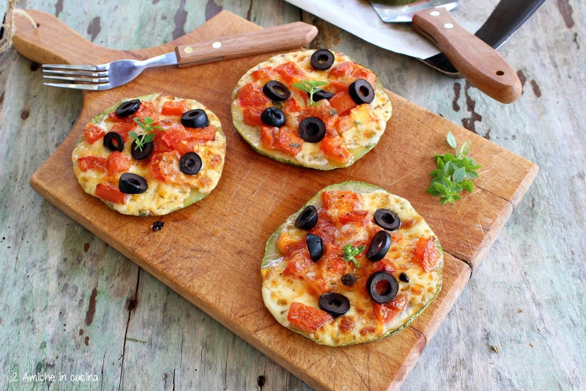 Pizzette di zucchine, olive nere e basilico greco