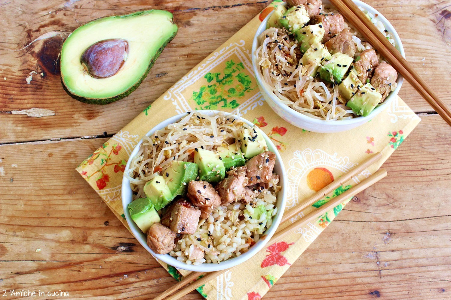 poke bowl avocado e salmone, ricetta delle hawaii senza pesce crudo