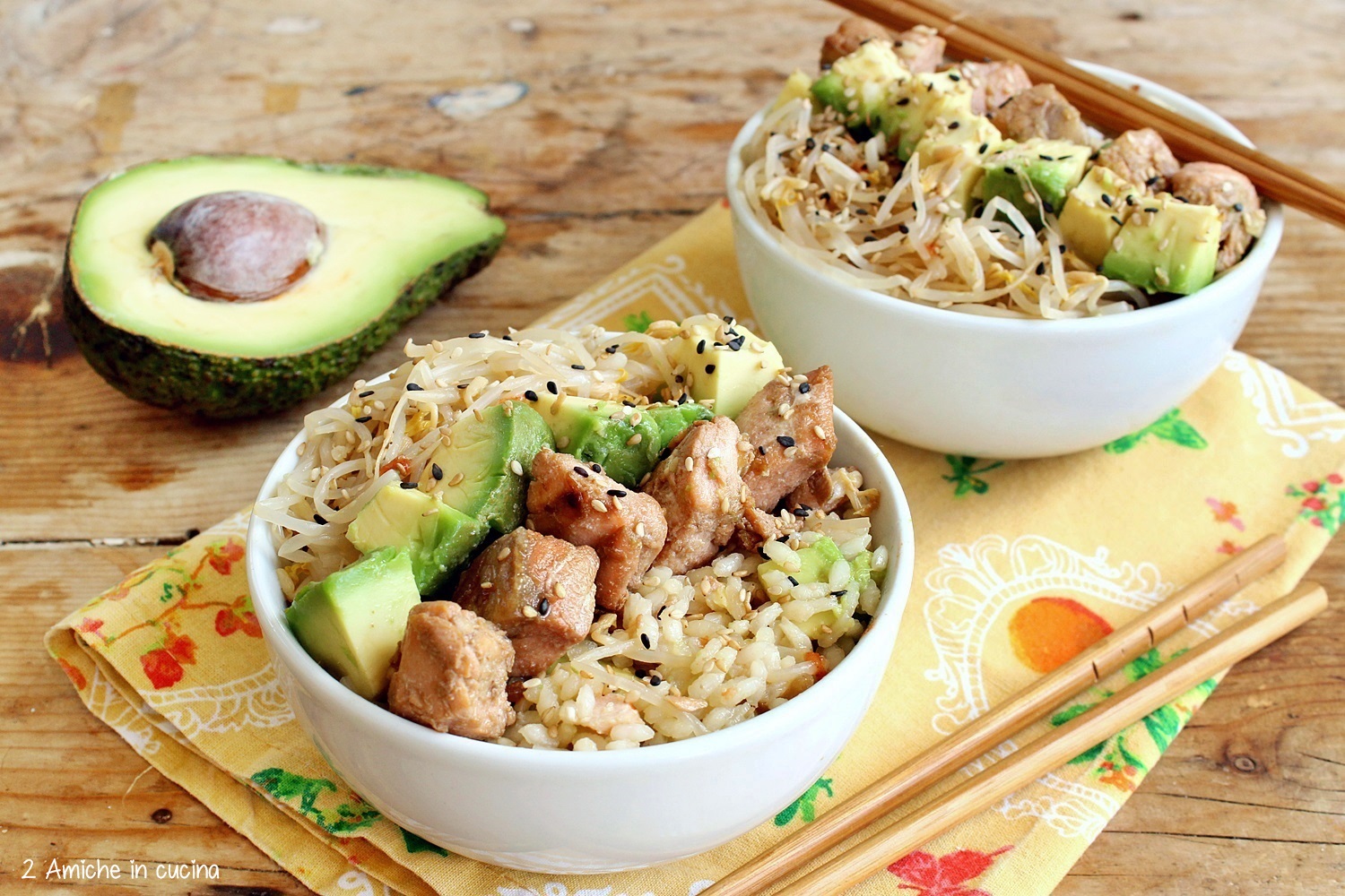 poke bowl avocado e salmone, ricetta delle hawaii senza pesce crudo