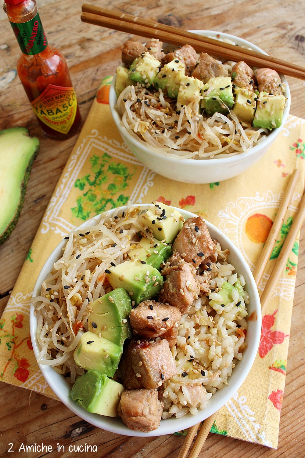 poke bowl avocado e salmone, ricetta delle hawaii senza pesce crudo