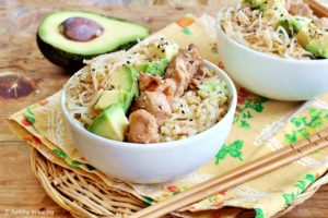 poke bowl avocado e salmone, ricetta delle hawaii senza pesce crudo