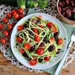 spaghetti di zucchine crude fagioli pomodori e aromatiche