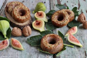 Ciambelline ai fichi e noci, con farina d'avena e sciroppo di acero