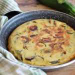 Frittata vegan di zucchine aromatizzata con olio allo zenzero