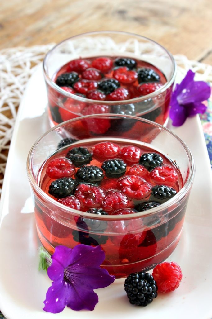 Gelatina di vino Cerasuolo con frutti di bosco