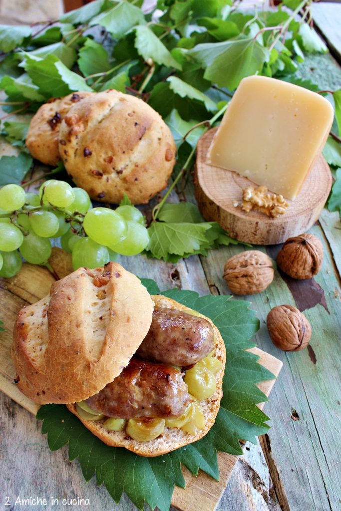 Ricetta tipica umbra, pan nociato con salsicce all'uva