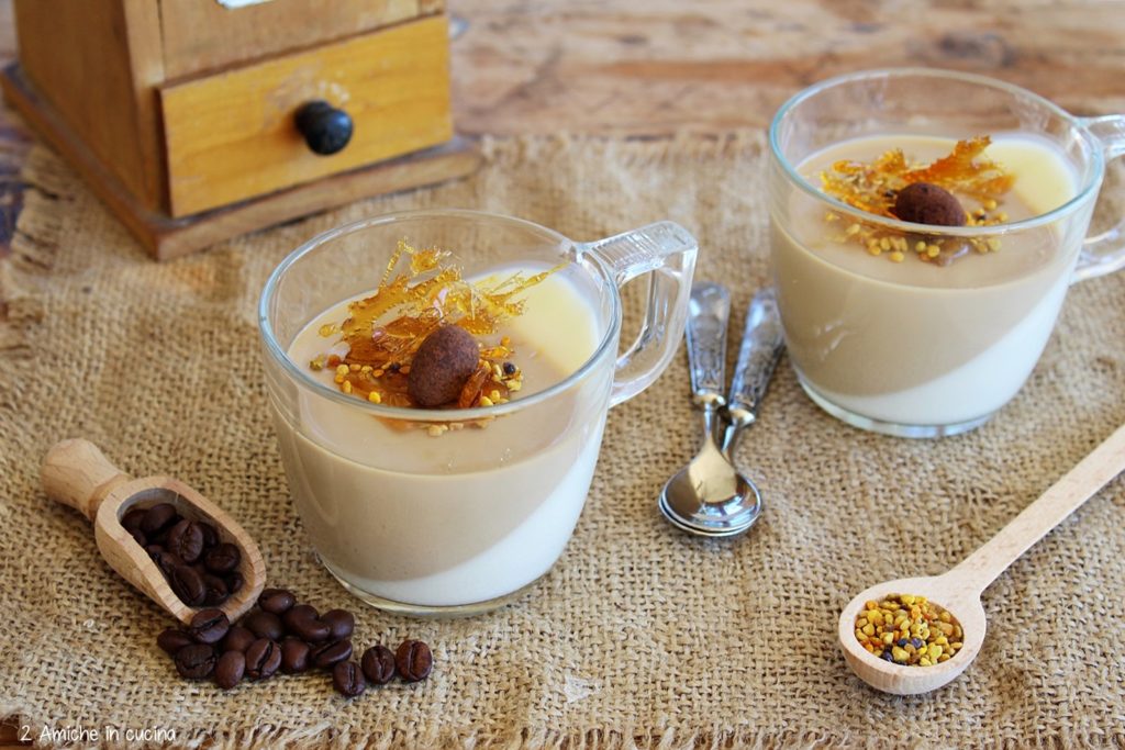 panna cotta bicolore al caffè, fili di caramello, polline e mandorle al cioccolato
