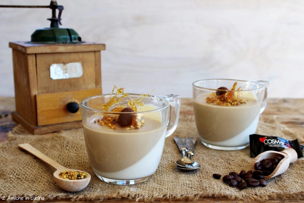 panna cotta bicolore al caffè, fili di caramello, polline e mandorle al cioccolato