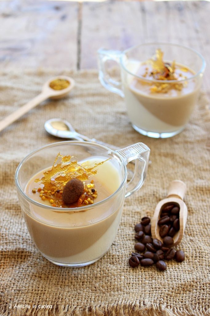 panna cotta bicolore al caffè, fili di caramello, polline e mandorle al cioccolato