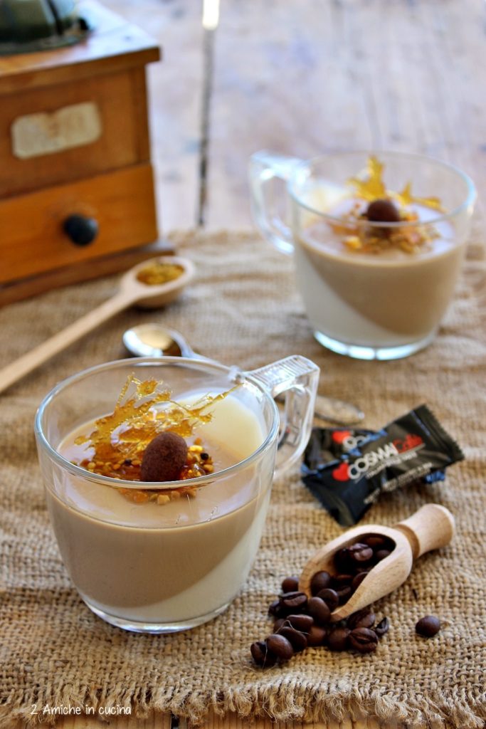 panna cotta bicolore al caffè, fili di caramello, polline e mandorle al cioccolato