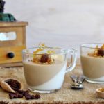 panna cotta al caffè bicolore, fili di caramello, polline e mandorle al cioccolato