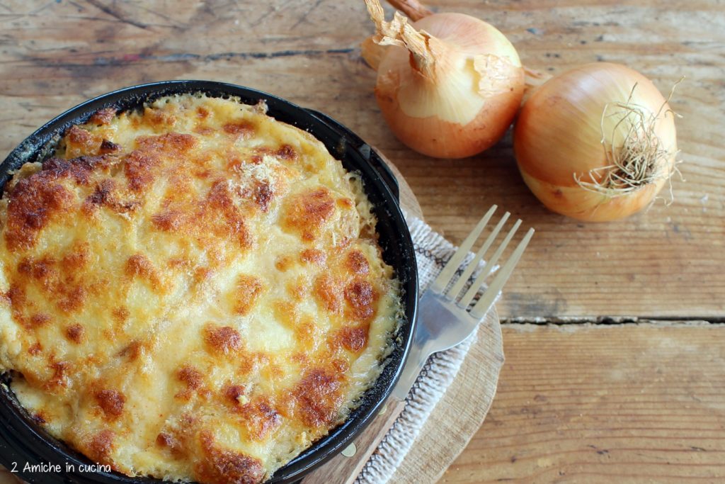 Parmigiana di cipolle di cannara con besciamella alla paprica