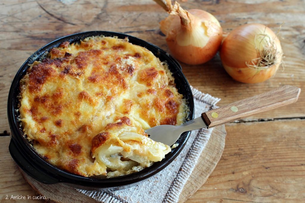 Parmigiana di cipolle di cannara con besciamella alla paprica