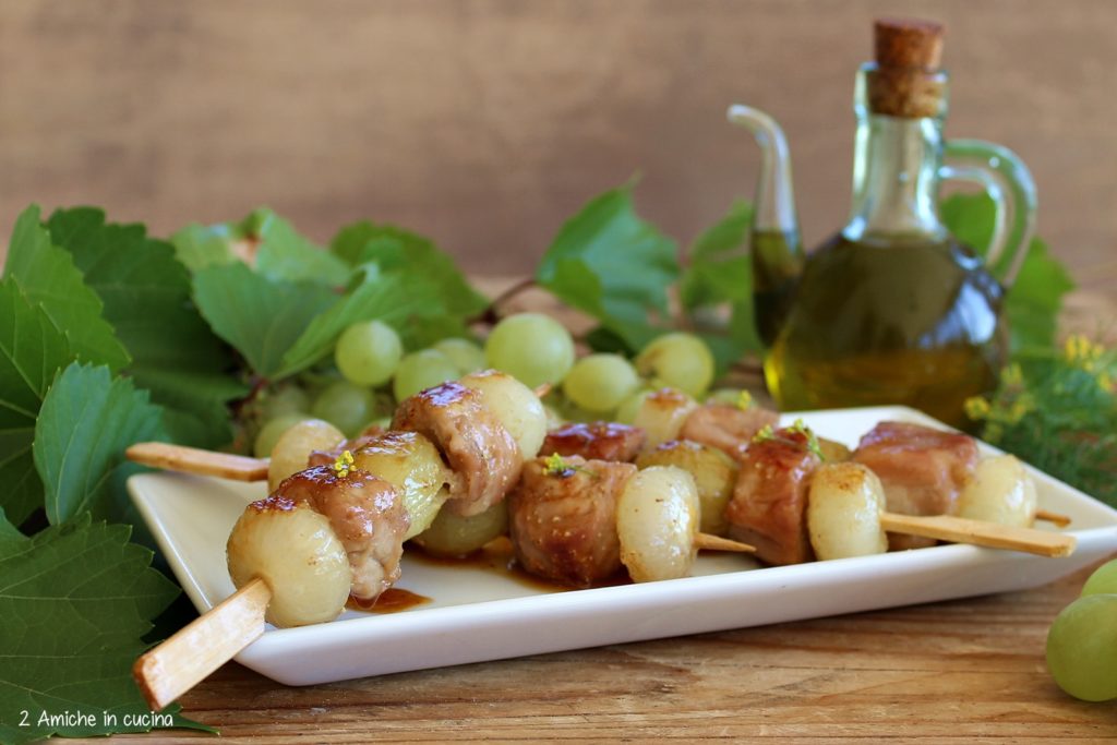 Ricetta per preparare gli spiedini di maiale con uva e cipolline in agrodolce