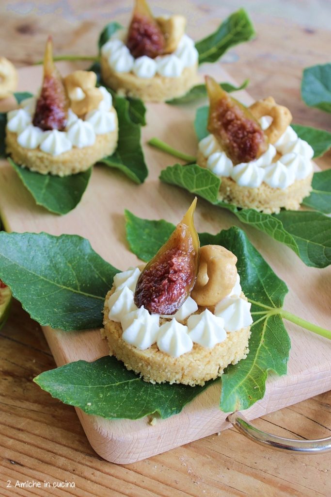 tartellette di taralli con crema al caprino e fichi caramellati