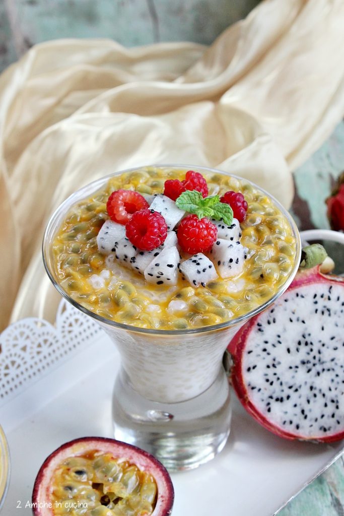 Budino di perle di tapioca al latte di cocco, dragon fruit e frutto della passione