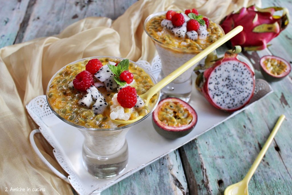 Budino di perle di tapioca al latte di cocco, dragon fruit e frutto della passione