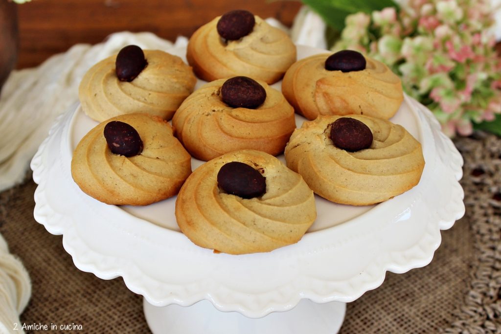 Biscotti al mascarpone e caffè con mandorle al cioccolato