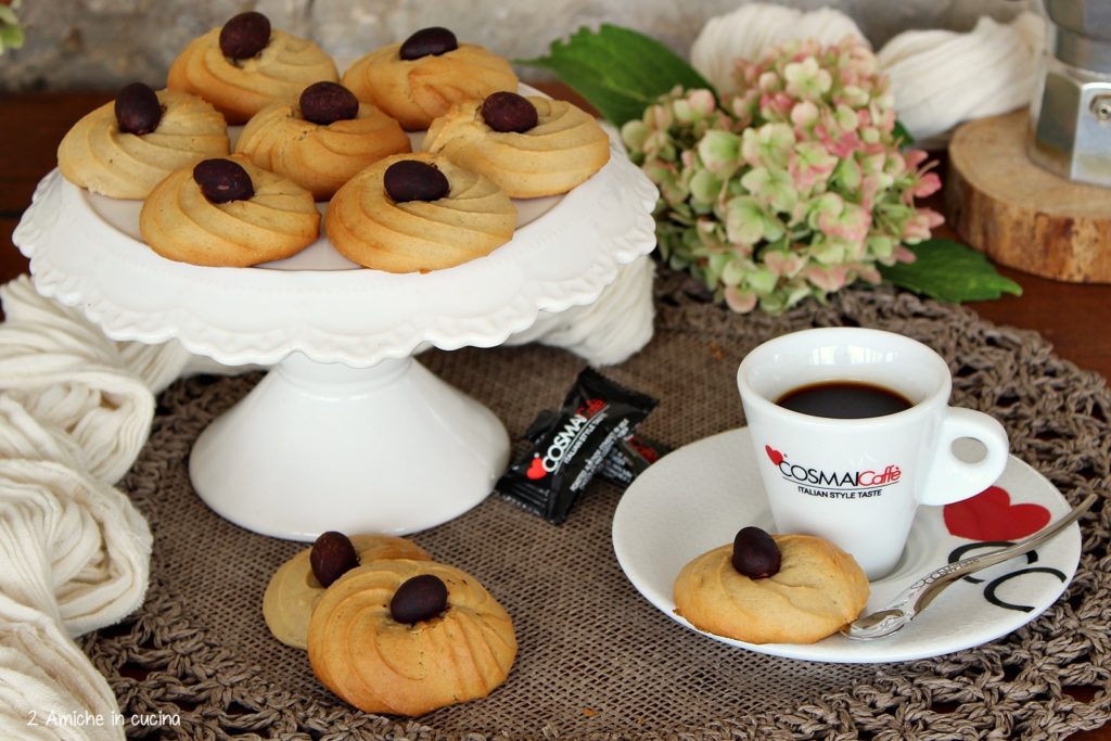 Biscotti al mascarpone e caffè con mandorle al cioccolato