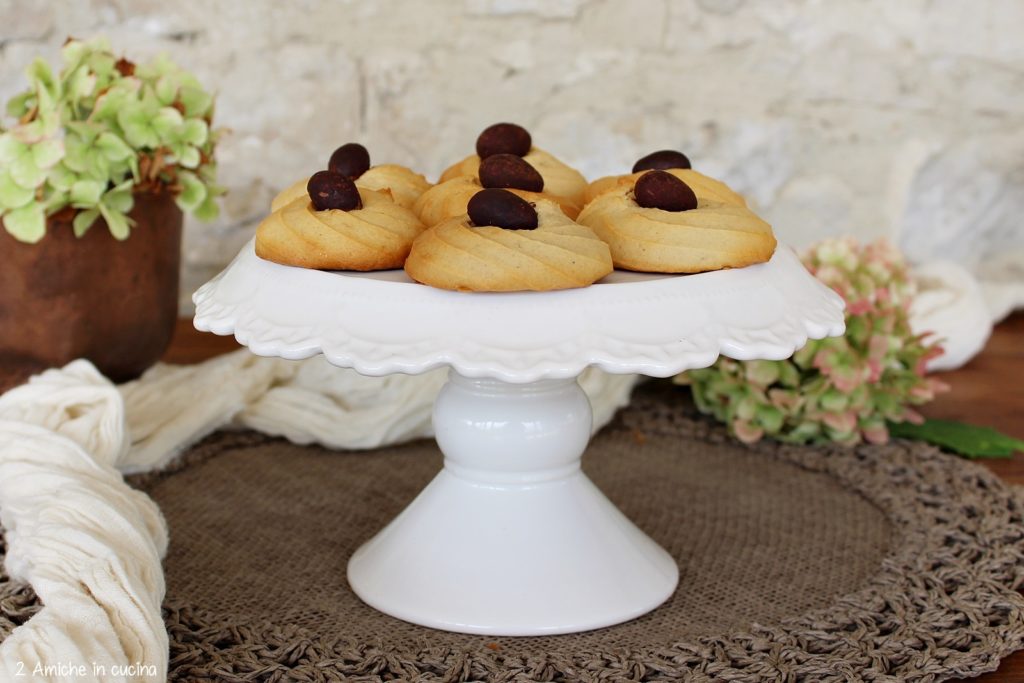 Biscotti al mascarpone e caffè con mandorle al cioccolato