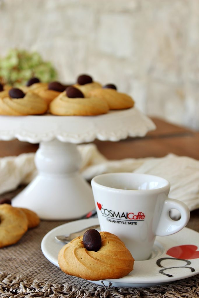 Biscotti al mascarpone e caffè con mandorle al cioccolato