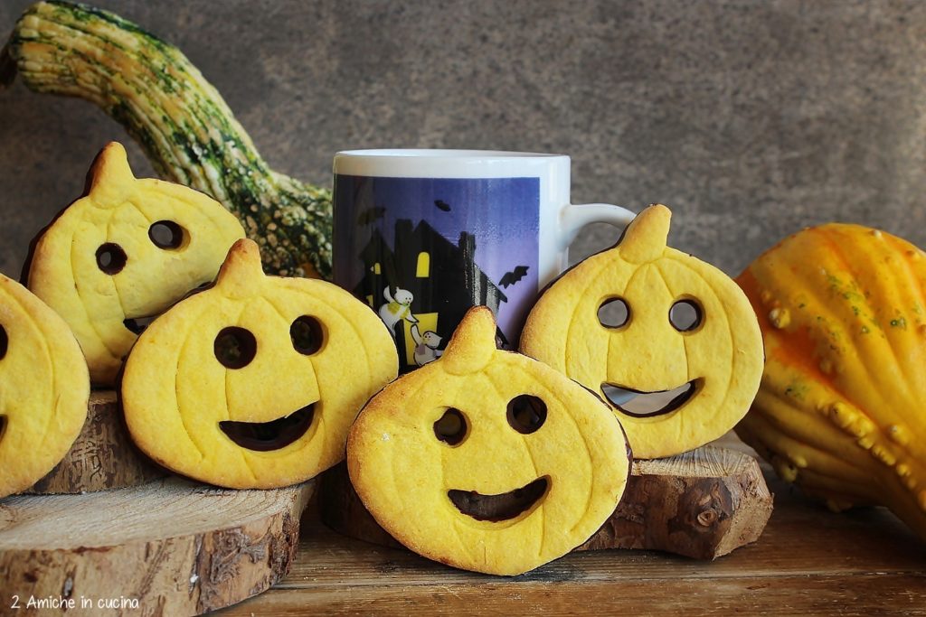 Come preparare i bisacotti alla zucca e rancia con cioccolato fondente, ricetta per Halloween