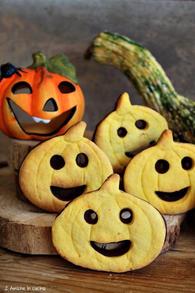 Come preparare i biscotti alla zucca e arancia con cioccolato fondente, ricetta per Halloween