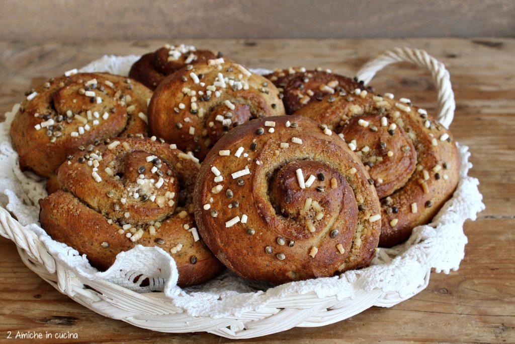 Cinnamon rolls alla canapa per il cinnamon buns day