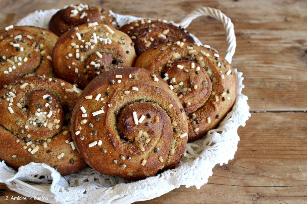 Cinnamon rolls alla canapa per il cinnamon buns day