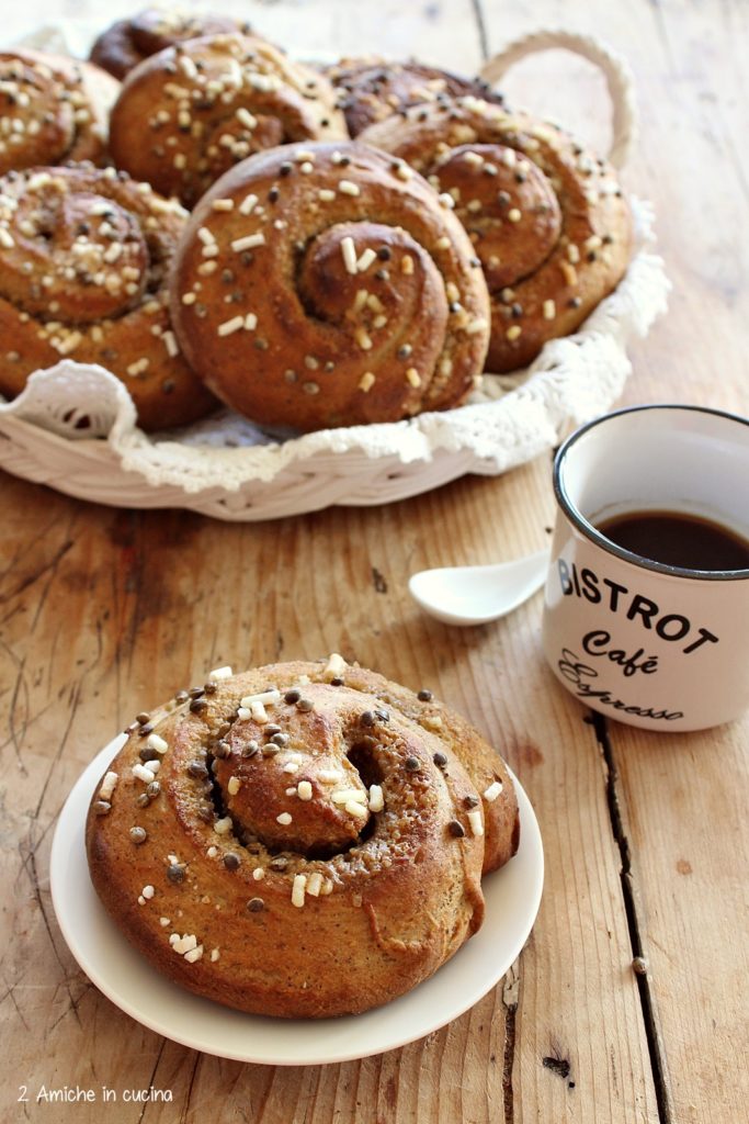 Cinnamon rolls alla canapa per il cinnamon buns day