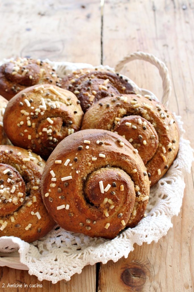 Cinnamon rolls alla canapa per il cinnamon buns day