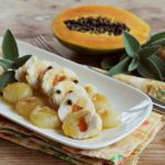 Involtini di pollo e papaia, con cipolla di Cannara e salvia, ricetta di Gianfranco Vissani per la Festa della cipolla di Cannara