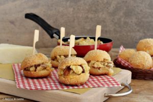 Panini al formaggio con uovo e guanciale, parmigiano e pecorini, panini alla carbonara