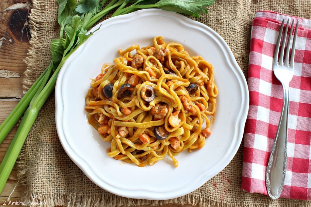 Strangozzi al sedano nero con sugo di salsiccia, pancetta e olive nere